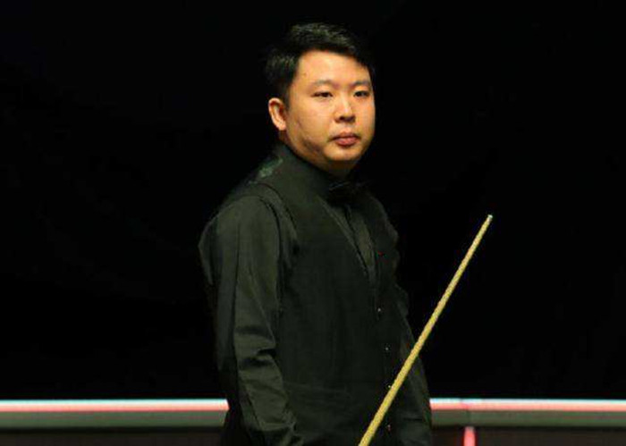 她依然牢牢 她依然牢牢